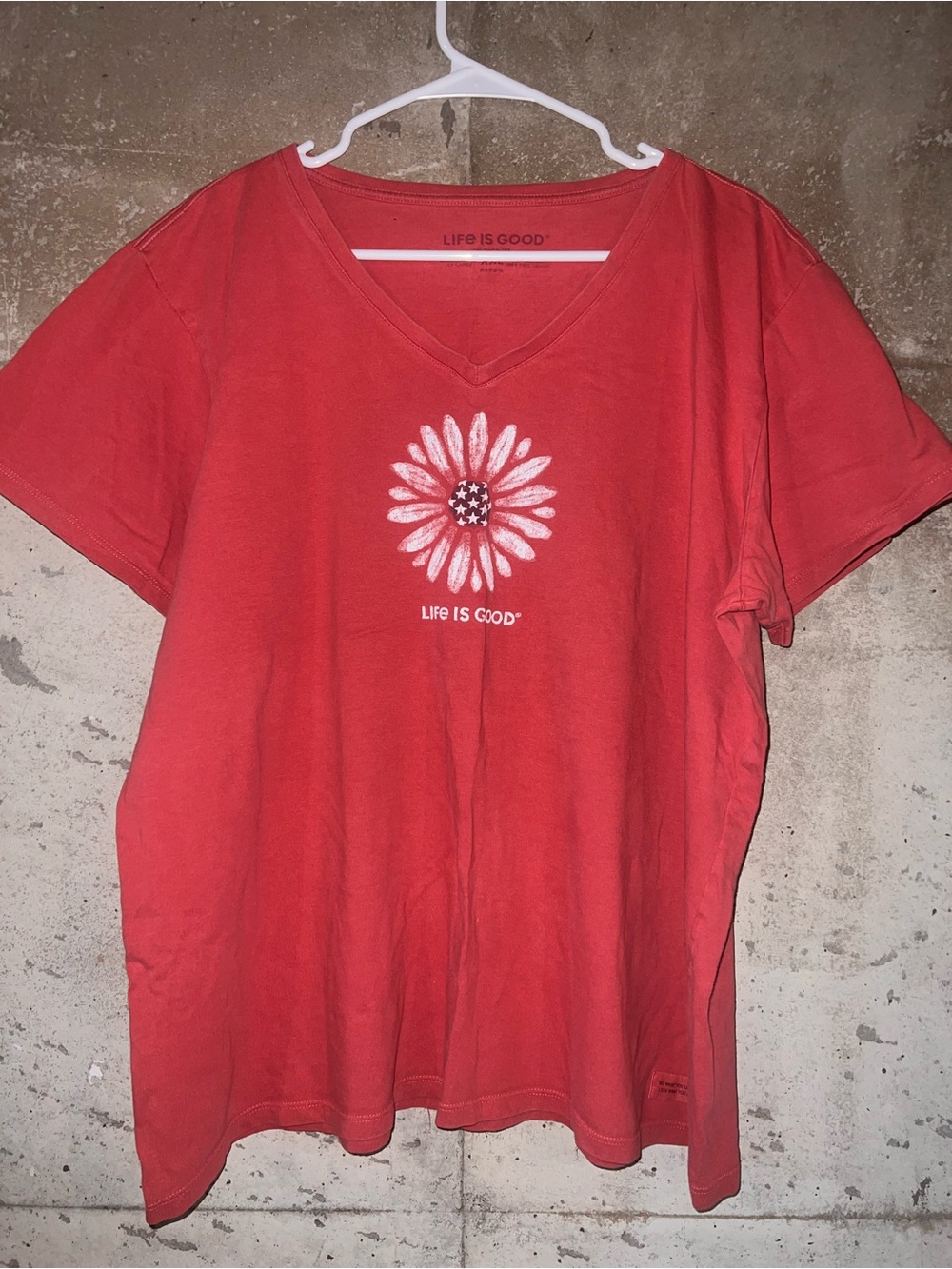 Life Is Good Women's Coral-Red V-Neck Daisy Graphic Tee